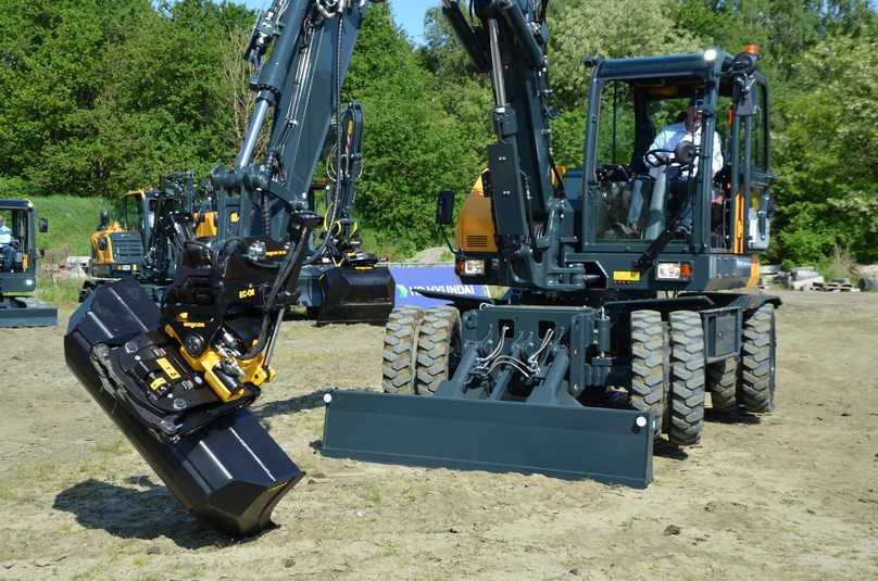 Mit der Hundeganglenkung, bei der die Vorder- und Hinterräder in dieselbe Richtung zeigen, lässt sich der Hyundai HW100A Mobilbagger diagonal in einen engen Bereich manövrieren oder sicher von einer Mauer oder einem Aushubbereich wegfahren. | Foto: HD Hyundai Mit der Hundeganglenkung, bei der die Vorder- und Hinterräder in dieselbe Richtung zeigen, lässt sich der Hyundai HW100A Mobilbagger diagonal in einen engen Bereich manövrieren oder sicher von einer Mauer oder einem Aushubbereich wegfahren. | Foto: HD Hyundai