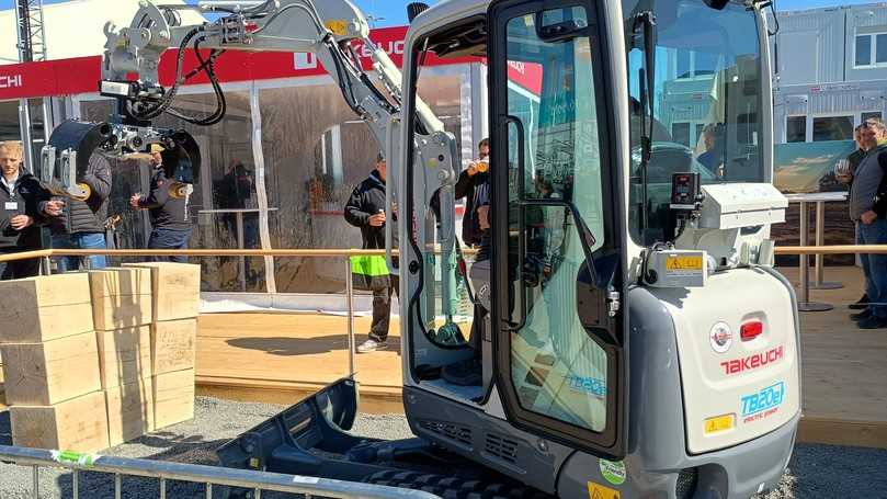 Den E-Bagger TB 20e bringt Takeuchi ab Mitte 2025 mit Kabine raus. | Foto: Budde/B_I MEDIEN Den E-Bagger TB 20e bringt Takeuchi ab Mitte 2025 mit Kabine raus. | Foto: Budde/B_I MEDIEN