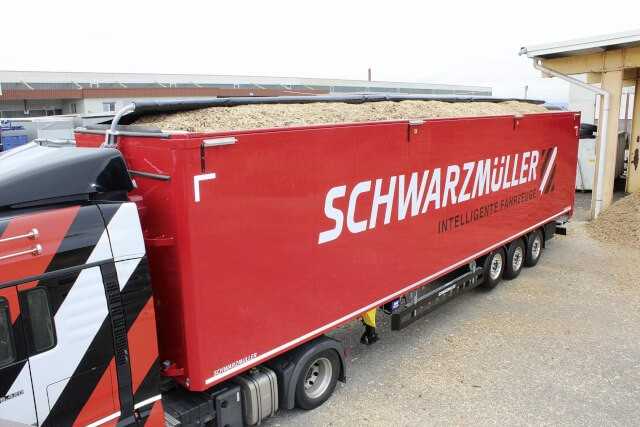 Das elektrisch gesteuerte Rollverdeck wird via Fernbedienung geöffnet und geschlossen. Das Be- und Entladen erfolgt komfortabel per Knopfdruck. Das elektrisch gesteuerte Rollverdeck wird via Fernbedienung geöffnet und geschlossen. Das Be- und Entladen erfolgt komfortabel per Knopfdruck.