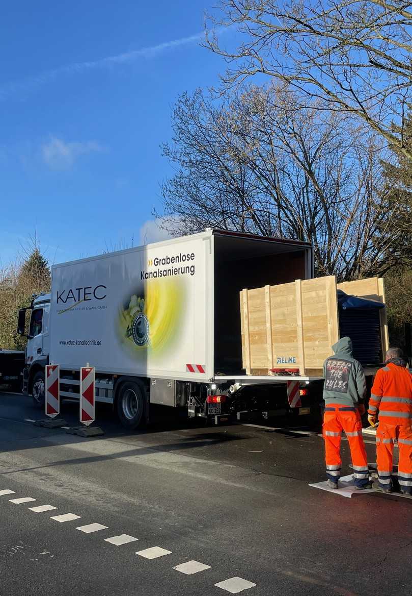 Der neue Begleit-LKW ist direkt im Einsatz mit der Kolonne 15 – es werden rund 2.550 Meter Kanal Instand gesetzt. | Foto: Katec Kanaltechnik Der neue Begleit-LKW ist direkt im Einsatz mit der Kolonne 15 – es werden rund 2.550 Meter Kanal Instand gesetzt. | Foto: Katec Kanaltechnik