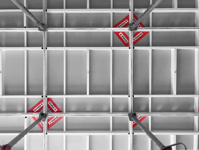 Mit dem 160/160-Großelement der Deckenschalung „MevaDec“ erzielt man einen besonders schnellen Baufortschritt. | Foto: Meva Mit dem 160/160-Großelement der Deckenschalung „MevaDec“ erzielt man einen besonders schnellen Baufortschritt. | Foto: Meva