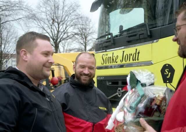 Geschäftsführer Tim Jordt und Kranführer Christian Römer erhielten Fahrzeugschlüssel von Sascha Sievers, Verkaufsleiter Ladekrane bei Palfinger (v.l.). Geschäftsführer Tim Jordt und Kranführer Christian Römer erhielten Fahrzeugschlüssel von Sascha Sievers, Verkaufsleiter Ladekrane bei Palfinger (v.l.).