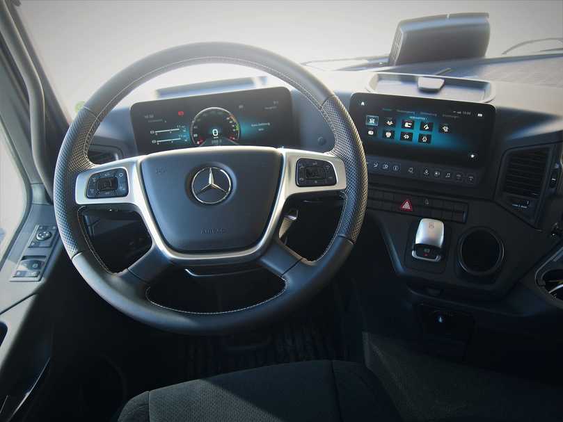 Digitale Instrumentierung: Verschiedene Menüs sind wählbar, rechts darunter die elektronische Feststellbremse. | Foto: Mercedes Benz Trucks Digitale Instrumentierung: Verschiedene Menüs sind wählbar, rechts darunter die elektronische Feststellbremse. | Foto: Mercedes Benz Trucks