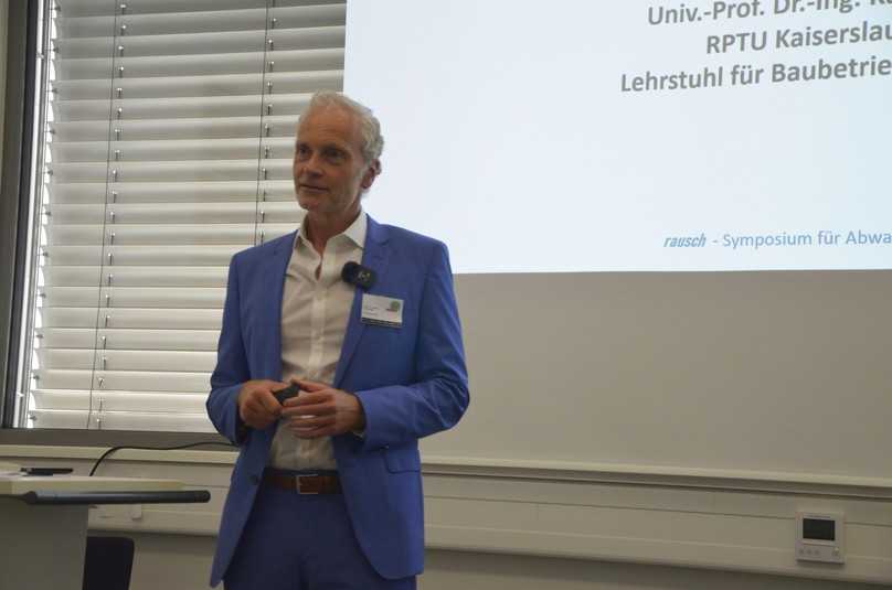 Über das Potenzial der Nahwärmeversorgung mit hybriden kommunalen Abwassernetzen referierte Prof. Dr. Karsten Körkemeyer. | Foto: B_I/Valdix Über das Potenzial der Nahwärmeversorgung mit hybriden kommunalen Abwassernetzen referierte Prof. Dr. Karsten Körkemeyer. | Foto: B_I/Valdix