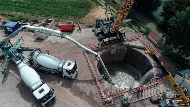 Unterwasserbetonage der Startgrube. 283 cbm Beton wurden in 8 Stunden eingebaut. Unterwasserbetonage der Startgrube. 283 cbm Beton wurden in 8 Stunden eingebaut.