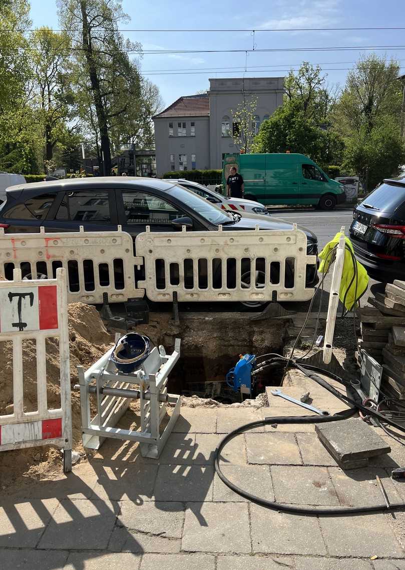 In Berlin-Pankow kam der Grundosteer PS130 für die Unterquerung der stark frequentierten „Breite Straße“ im Zuge des Breitbandausbaus zum Einsatz. | Foto: Tracto-Technik In Berlin-Pankow kam der Grundosteer PS130 für die Unterquerung der stark frequentierten „Breite Straße“ im Zuge des Breitbandausbaus zum Einsatz. | Foto: Tracto-Technik