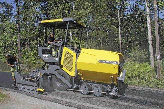 Anfang 2016 neu ins Fertigerprogramm von Dynapac gekommen: der Radfertiger SD1800W mit 0,70 bis 4,70 Metern Einbaubreite. | Foto: Atlas Copco Anfang 2016 neu ins Fertigerprogramm von Dynapac gekommen: der Radfertiger SD1800W mit 0,70 bis 4,70 Metern Einbaubreite. | Foto: Atlas Copco