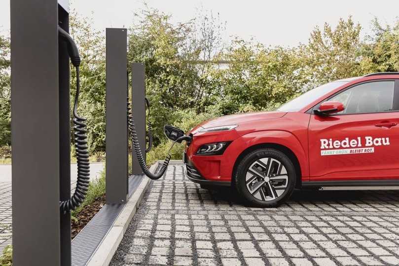 Bis 2030 will das Bauunternehmen mindestens die Hälfte seiner Dienstfahrzeuge elektrifizieren – die Ladeinfrastruktur der 90 Stellplätze am Hauptsitz der Riedel Bau Gruppe ist dafür zukunftsfähig erweiterbar. | Foto: LIBREO GmbH