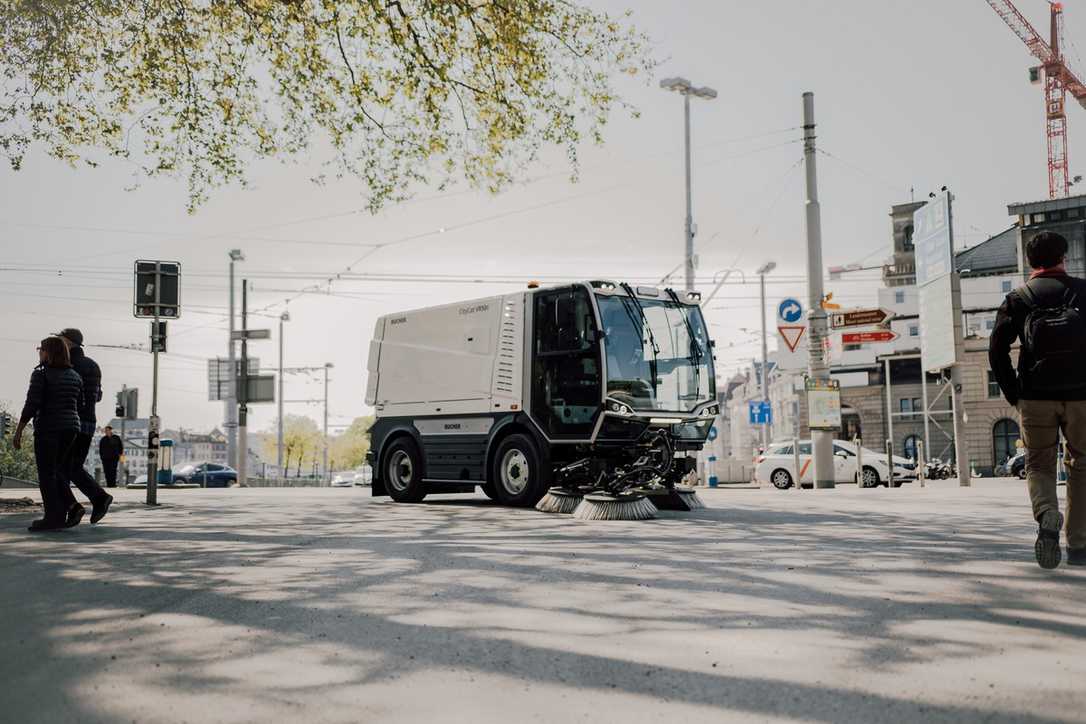 Die City Cat VR50e von Bucher Municipal ist eine kompakte vollelektrische Kehrmaschine Die City Cat VR50e von Bucher Municipal ist eine kompakte vollelektrische Kehrmaschine