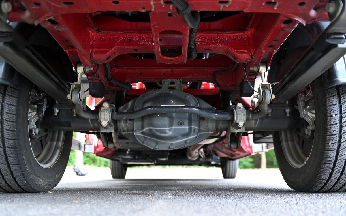 Kompakt wie das gesamte Fahrzeug treten auch die Achsen samt Stabis auf und bieten rund 20 cm Bodenfreiheit. | Foto: QUATEX