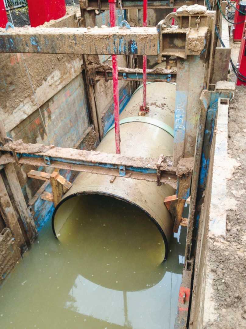 Schwimmende Verlegung: Einbau eines Abwasserrohres bei erhöhtem Grundwasser mittels RSS-Rohrverlegehilfe in Flüssigboden. | Foto: FiFB Leipzig Schwimmende Verlegung: Einbau eines Abwasserrohres bei erhöhtem Grundwasser mittels RSS-Rohrverlegehilfe in Flüssigboden. | Foto: FiFB Leipzig