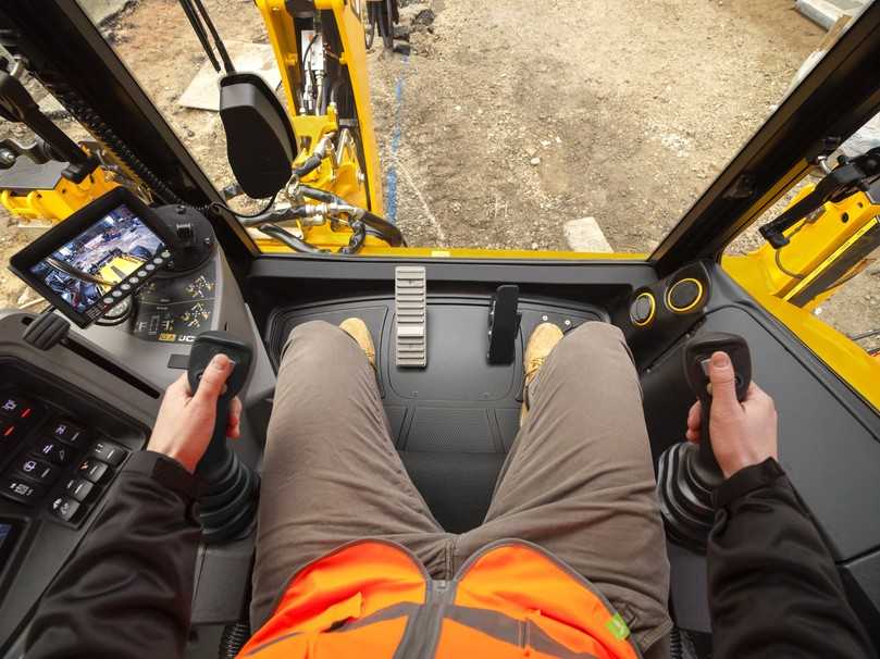 Der 6-in-1 Laderjoystick ermöglicht es den Lader und die Fahrtrichtung mit einer Hand und die Lenkung mit der anderen zu steuern. | Foto: JCB Der 6-in-1 Laderjoystick ermöglicht es den Lader und die Fahrtrichtung mit einer Hand und die Lenkung mit der anderen zu steuern. | Foto: JCB