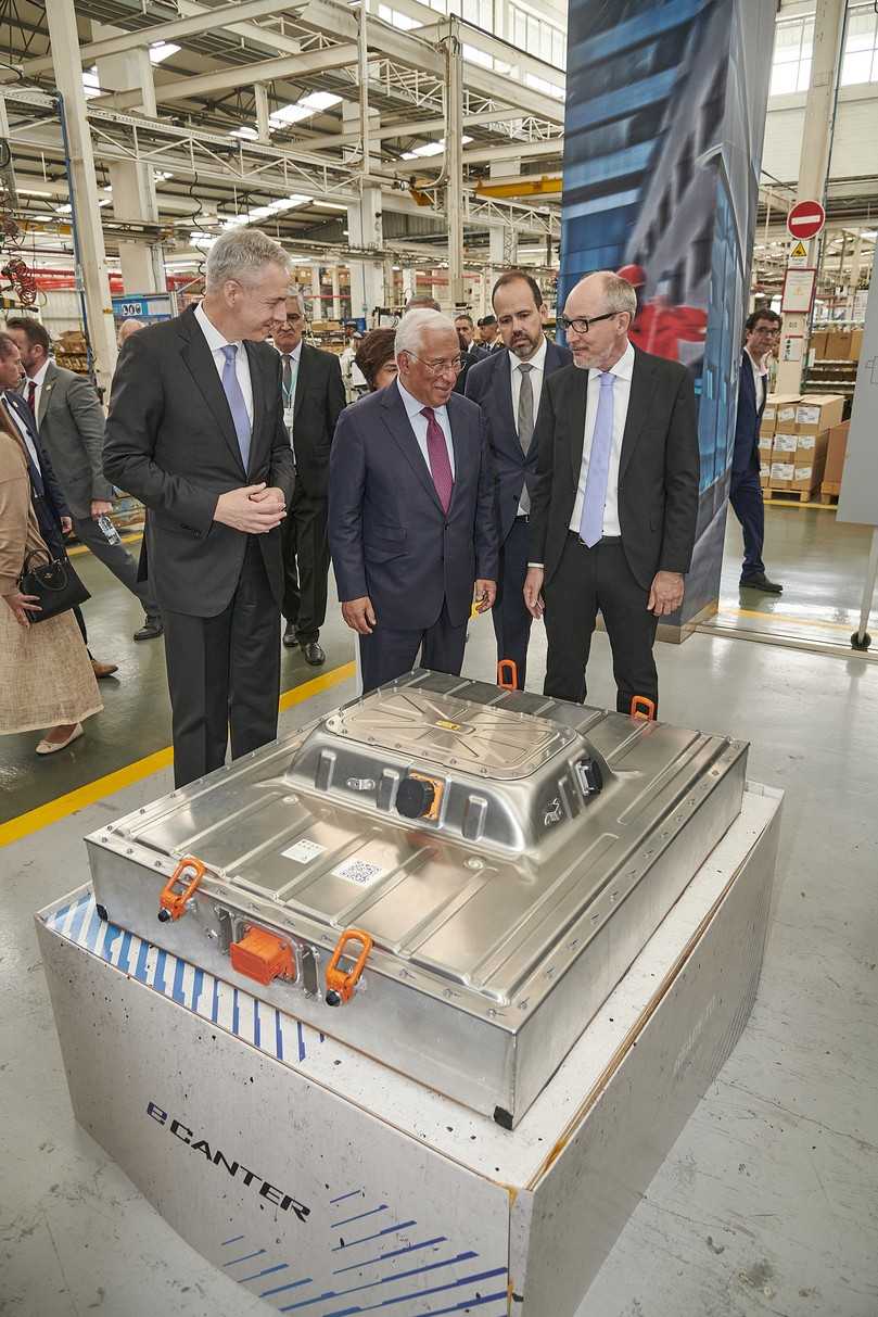 Die Gäste interessierten sich auch für die wichtigsten Komponenten wie die Batteriepacks des neuen Fuso eCanter. | Foto: Daimler Truck Die Gäste interessierten sich auch für die wichtigsten Komponenten wie die Batteriepacks des neuen Fuso eCanter. | Foto: Daimler Truck