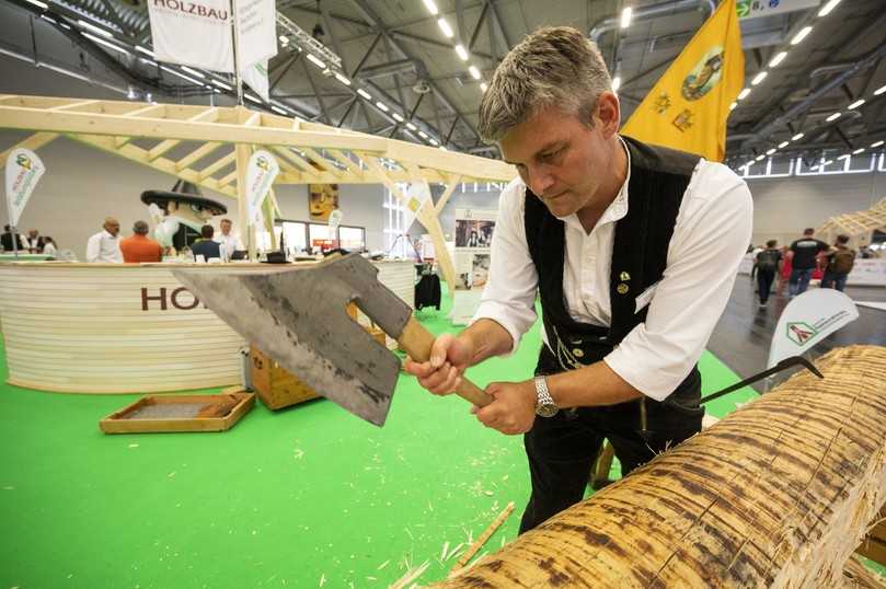 Auf dem Programm der Dach+Holz stehen Live-Vorführungen der Restauratoren im Zimmererhandwerk. | Foto: GHM/Oliver Wachenfeld Auf dem Programm der Dach+Holz stehen Live-Vorführungen der Restauratoren im Zimmererhandwerk. | Foto: GHM/Oliver Wachenfeld