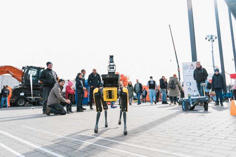 Ein Auftritt der besonderen Art: Ein Robo-Hund zieht die Aufmerksamkeit auf sich – im realen Einsatz überwacht er und meldet, wenn etwas nicht stimmt. | Foto: Coreum Ein Auftritt der besonderen Art: Ein Robo-Hund zieht die Aufmerksamkeit auf sich – im realen Einsatz überwacht er und meldet, wenn etwas nicht stimmt. | Foto: Coreum