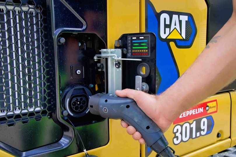 Der Elektro-Minibagger Cat 301.9 E wird über ein integriertes „OnBoard"-Ladegerät aus dem Automotive-Bereich mit 3 kW Leistung über Nacht geladen. Wer es schneller möchte, greift zum externen Schnellladegerät MEC009 von Caterpillar. | Foto: Zeppelin Rental