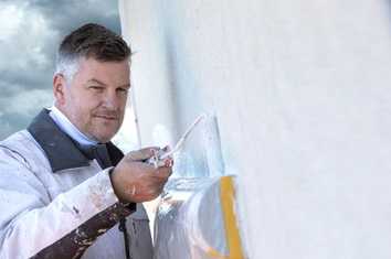 Fassaden verputzen bei Nässe und Kälte