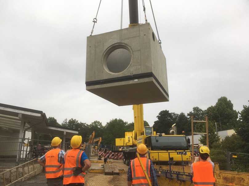 Ca. 45 Tonnen wiegt das Drosselbauwerk, das für einen geregelten Abfluss der Niederschläge sorgt. | Foto: Max Bögl Ca. 45 Tonnen wiegt das Drosselbauwerk, das für einen geregelten Abfluss der Niederschläge sorgt. | Foto: Max Bögl
