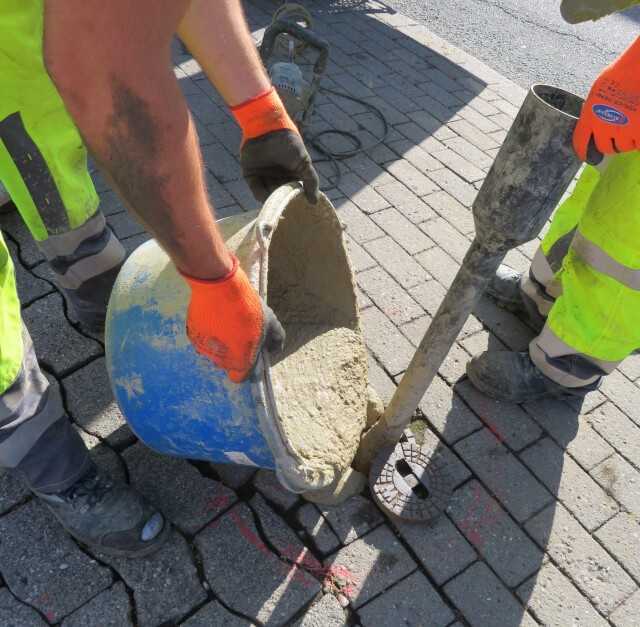 Mit Flüssigboden wird der abgesaugte Ringraum wieder verfüllt. Das Kunststoffohr schützt dabei die Einbaugarnitur. Mit Flüssigboden wird der abgesaugte Ringraum wieder verfüllt. Das Kunststoffohr schützt dabei die Einbaugarnitur.