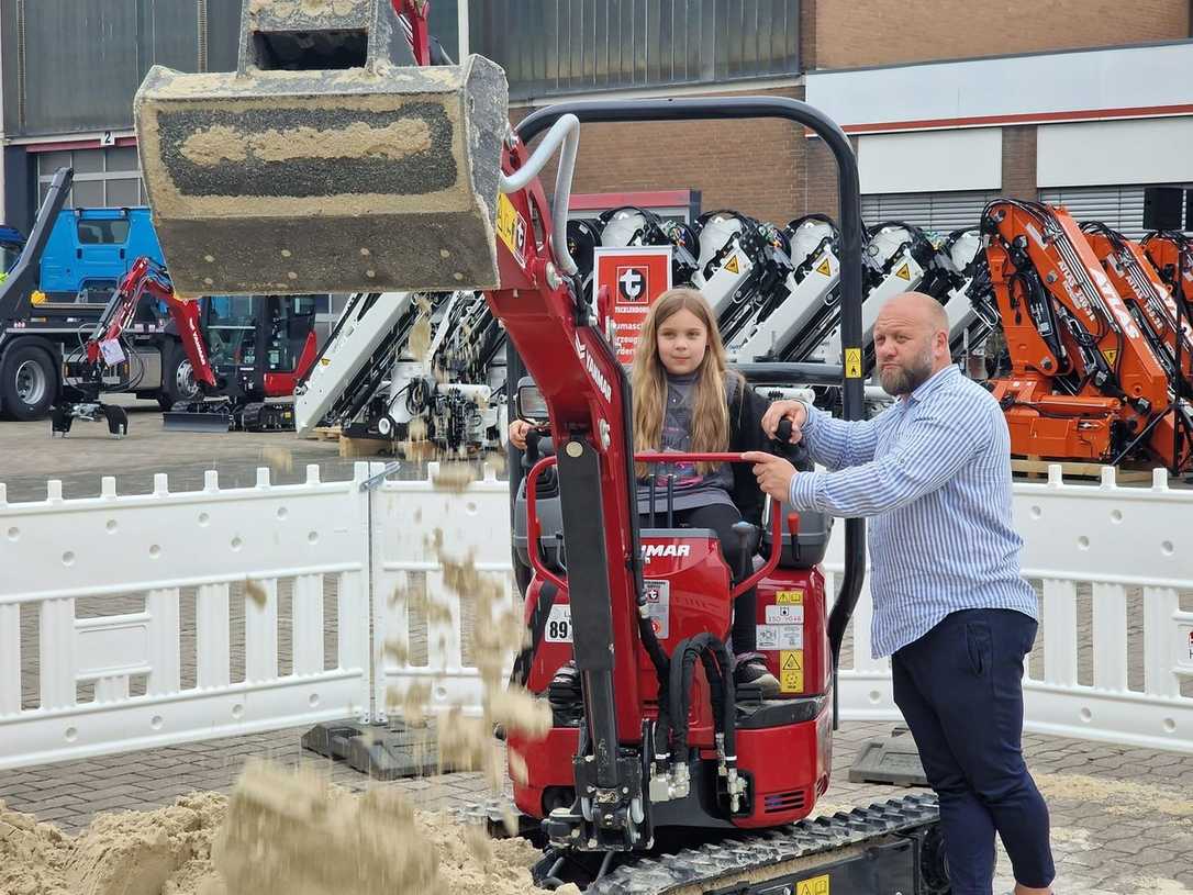 Neuer Yanmar-Radlader auf Firmenfeier von Tecklenborg Neuer Yanmar-Radlader auf Firmenfeier von Tecklenborg
