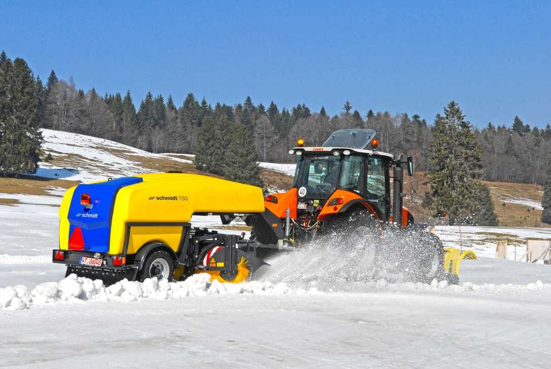 Die TSS von Aebi Schmidt Group ist eine Kehr- und Sprüheinheit für den Winterdienst Die TSS von Aebi Schmidt Group ist eine Kehr- und Sprüheinheit für den Winterdienst