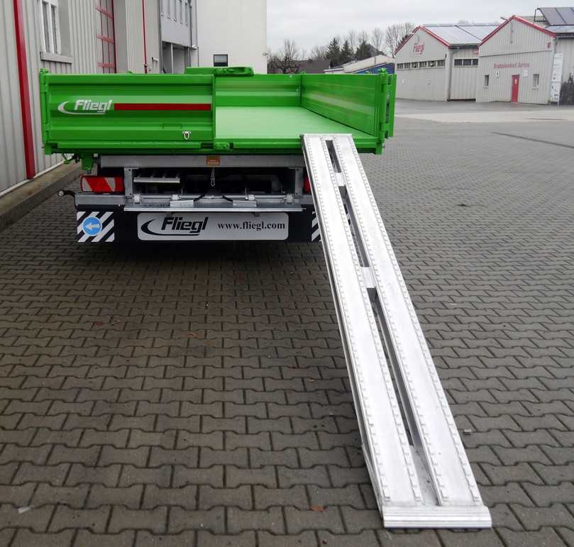 Über die beiden Auffahrrampen mit zusammen 8 t Tragkraft sind selbst größere Radlader oder Bagger in Eigenregie schnell verladen. | Foto: B_I MEDIEN Über die beiden Auffahrrampen mit zusammen 8 t Tragkraft sind selbst größere Radlader oder Bagger in Eigenregie schnell verladen. | Foto: B_I MEDIEN
