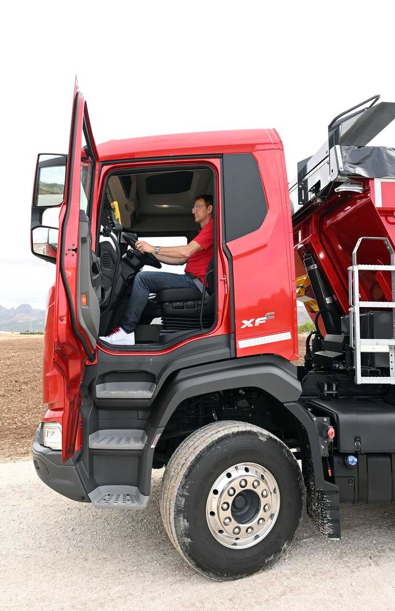 Construction-Ausführung und hohe Bauart verlangen eine Kletterpartie ins Fahrerhaus. Dafür ist die Bodenfreiheit top. | Foto: QUATEX Construction-Ausführung und hohe Bauart verlangen eine Kletterpartie ins Fahrerhaus. Dafür ist die Bodenfreiheit top. | Foto: QUATEX