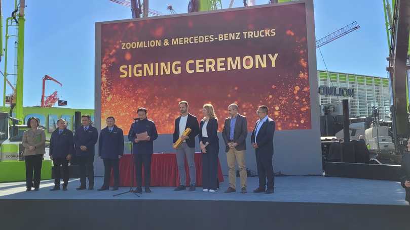 Unterzeichnung eines "Letter of Intent" auf der bauma 2025: Zoomlion und Mercedes-Benz Trucks verstärken ihre Zusammenarbeit. Am Mikrofon Wang Yongxiang, Co-CEO von Zoomlion, 4. von rechts Achim Puchert, CEO von Mercedes-Benz Trucks. | Foto: bb Unterzeichnung eines "Letter of Intent" auf der bauma 2025: Zoomlion und Mercedes-Benz Trucks verstärken ihre Zusammenarbeit. Am Mikrofon Wang Yongxiang, Co-CEO von Zoomlion, 4. von rechts Achim Puchert, CEO von Mercedes-Benz Trucks. | Foto: bb