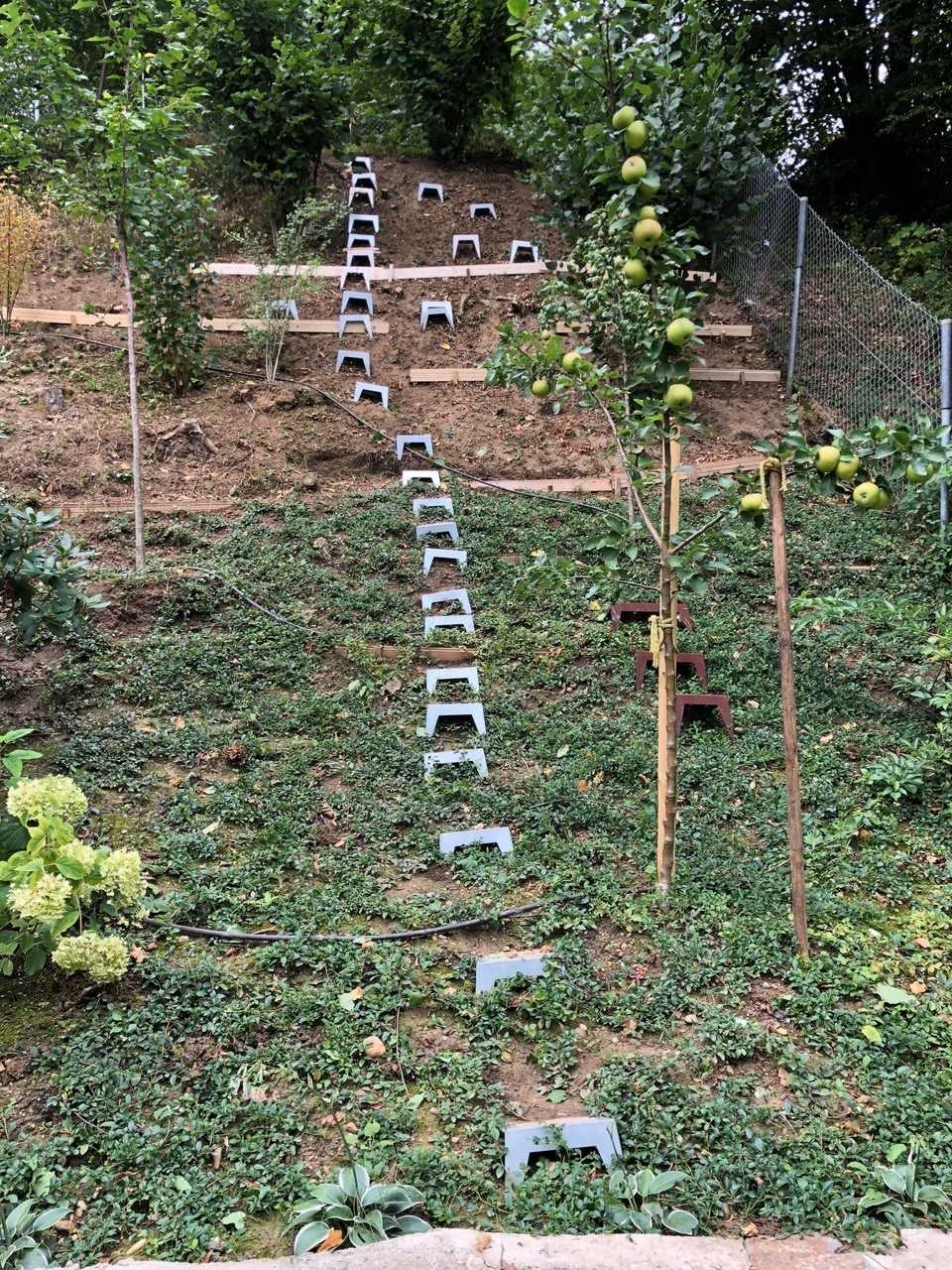 Mobile Böschungstritte für Baum- und Strauchpflege in Hanglage Mobile Böschungstritte für Baum- und Strauchpflege in Hanglage