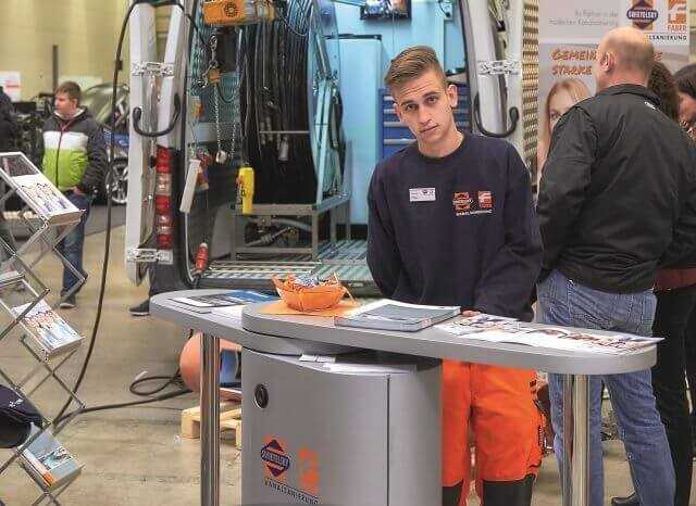 Ausbildungsmessen sind ein wichtiges Instrument, um auf die Branche und das Unternehmen aufmerksam zu machen. Azubi Dennis Titow (Fachkraft für Rohr-, Kanal- und Industrieservice) kann bei so einer Veranstaltung über seine Erfahrungen berichten. | Foto: Swietelsky-Faber Ausbildungsmessen sind ein wichtiges Instrument, um auf die Branche und das Unternehmen aufmerksam zu machen. Azubi Dennis Titow (Fachkraft für Rohr-, Kanal- und Industrieservice) kann bei so einer Veranstaltung über seine Erfahrungen berichten. | Foto: Swietelsky-Faber