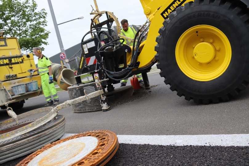 In knapp vier Minuten war das konische Loch gefräst, Metallabdeckung und Asphaltpfropfen waren herausgeholt. | Foto: Zeppelin In knapp vier Minuten war das konische Loch gefräst, Metallabdeckung und Asphaltpfropfen waren herausgeholt. | Foto: Zeppelin