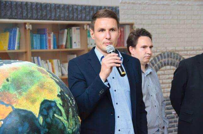 Christian Koplin (vorn) koordiniert in der Hamburger Umweltbehörde das Projekt ‚Emissionsreduzierung bei mobilen Maschinen‘. Sebastian Eggers vom Ingenieurbüro Lärmkontor erstellt im Auftrag der Behörde das entsprechende Gutachten. | Foto: B_I Christian Koplin (vorn) koordiniert in der Hamburger Umweltbehörde das Projekt ‚Emissionsreduzierung bei mobilen Maschinen‘. Sebastian Eggers vom Ingenieurbüro Lärmkontor erstellt im Auftrag der Behörde das entsprechende Gutachten. | Foto: B_I