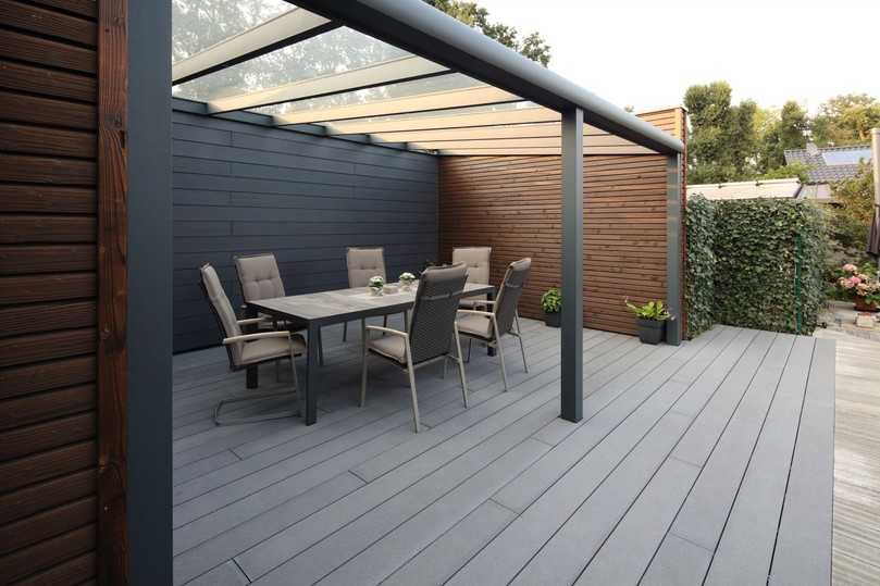 Fäulnissicher und nicht brennbar: Faserzementdielen benötigen keinen regelmäßigen Pflegeanstrich. An der Rückwand der Terrasse befinden sich Cedral-Paneele in waagerechter Click-Schalung. | Foto: Conné van d'Grachten Fäulnissicher und nicht brennbar: Faserzementdielen benötigen keinen regelmäßigen Pflegeanstrich. An der Rückwand der Terrasse befinden sich Cedral-Paneele in waagerechter Click-Schalung. | Foto: Conné van d'Grachten