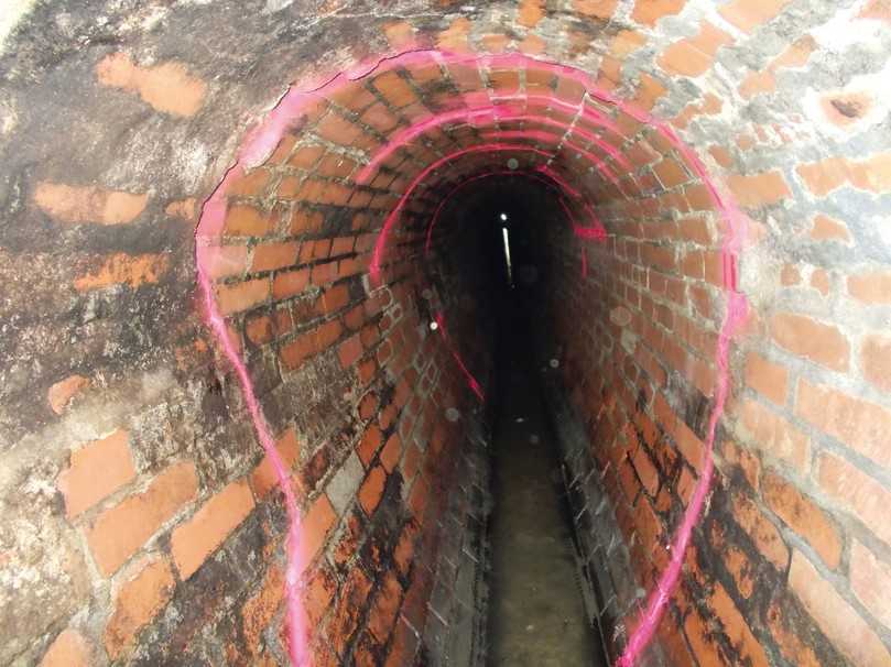 Im Scheitel des Kanals hatten sich zahlreiche Risse gebildet. Eine Markierung dient der besseren Sichtbarkeit. Sogar erste Wurzeln hatten sich durch die marode Bausubstanz den Weg in den Kanal gebahnt. | Foto: Sanierungstechnik Dommel Im Scheitel des Kanals hatten sich zahlreiche Risse gebildet. Eine Markierung dient der besseren Sichtbarkeit. Sogar erste Wurzeln hatten sich durch die marode Bausubstanz den Weg in den Kanal gebahnt. | Foto: Sanierungstechnik Dommel