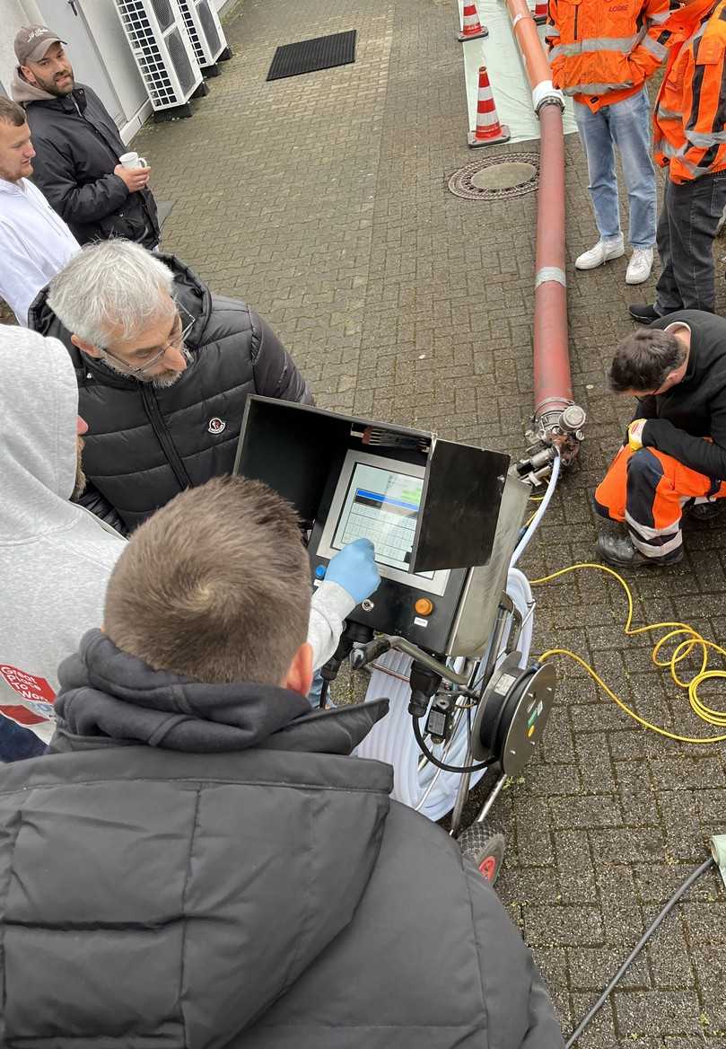 Praktische Übungen ergänzen die umfassende theoretische Einführung in die Kanalsanierung. | Foto: Sanierungstechnik Dommel