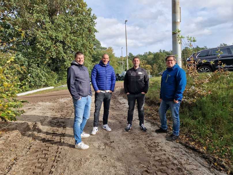 Freuen sich über die neue „Klimawand" in Lohne: Christian Tölke (von links), Präsident des TuS Blau-Weiß Lohne, TuS-Geschäftsführer Torsten Jehle und Fabian Lang, Geschäftsführer Fußball, sowie Landschaftsarchitekt Lars Rußwinkel. | Foto: Rau Freuen sich über die neue „Klimawand" in Lohne: Christian Tölke (von links), Präsident des TuS Blau-Weiß Lohne, TuS-Geschäftsführer Torsten Jehle und Fabian Lang, Geschäftsführer Fußball, sowie Landschaftsarchitekt Lars Rußwinkel. | Foto: Rau