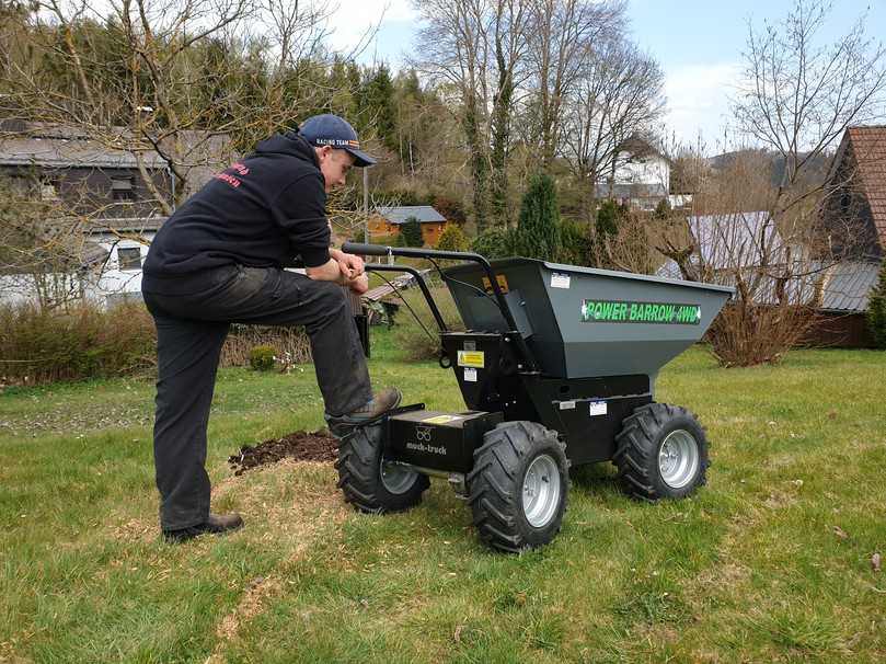 Der Power Barrow 4WD ist ein akkubetriebener Minidumper mit einer Zuladung von bis zu 480 Kilogramm. | Foto: Weber Baumaschinen und Fahrzeuge GmbH Der Power Barrow 4WD ist ein akkubetriebener Minidumper mit einer Zuladung von bis zu 480 Kilogramm. | Foto: Weber Baumaschinen und Fahrzeuge GmbH
