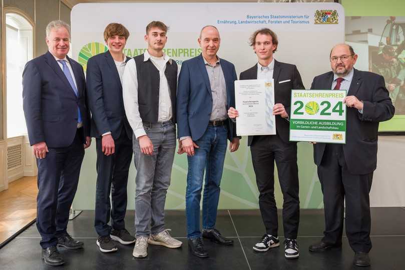 Erstmals kommt ein Preisträger aus dem Allgäu: (v.l.) Ministerialrat Dr. Michael Karrer, die Auszubildenden Marcel Roth und Andreas Kobr, Lars und Jan Schellheimer sowie Gerhard Zäh, Präsident des VGL Bayern. | Foto: Hauke Seyfarth/StMELF Erstmals kommt ein Preisträger aus dem Allgäu: (v.l.) Ministerialrat Dr. Michael Karrer, die Auszubildenden Marcel Roth und Andreas Kobr, Lars und Jan Schellheimer sowie Gerhard Zäh, Präsident des VGL Bayern. | Foto: Hauke Seyfarth/StMELF