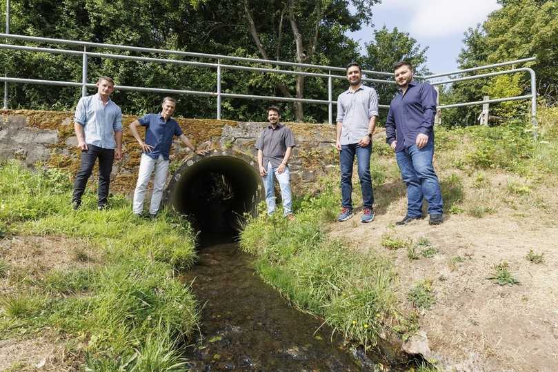 Das Ziggurat-Gründerteam vor einem Regenwasserkanal (v.l.n.r.): Ralf Habermehl, Prof. Dr.-Ing. Ulrich Dittmer, Timo C. Dilly, Dr.-Ing. Amin E. Bakhshipour, Marius Lauer. | Foto: RPTU/View, Voss Das Ziggurat-Gründerteam vor einem Regenwasserkanal (v.l.n.r.): Ralf Habermehl, Prof. Dr.-Ing. Ulrich Dittmer, Timo C. Dilly, Dr.-Ing. Amin E. Bakhshipour, Marius Lauer. | Foto: RPTU/View, Voss