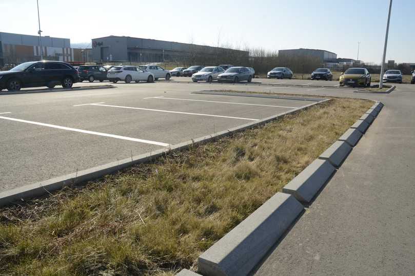 Die Flachbordsteine für die Abtrennungen, Inseln und Radbereiche des Parkplatzes wurden einfach aufgeklebt | Foto: Hermann MEUDT Betonsteinwerk GmbH Die Flachbordsteine für die Abtrennungen, Inseln und Radbereiche des Parkplatzes wurden einfach aufgeklebt | Foto: Hermann MEUDT Betonsteinwerk GmbH