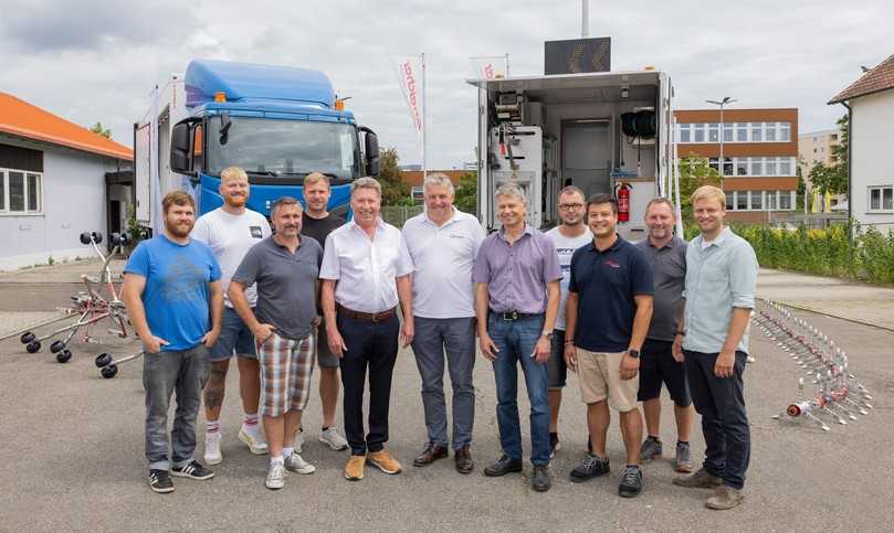 Vertreter von Streicher und Braumann bei der Fahrzeug-Übergabe | Foto: Streicher Kanalsysteme Vertreter von Streicher und Braumann bei der Fahrzeug-Übergabe | Foto: Streicher Kanalsysteme