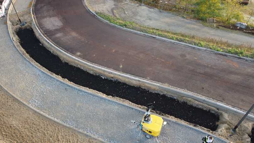 Im Zuge des Bauvorhabens „Ersatzneubau Strombrückenzug Magdeburg“ werden mit der von Kriewald entwickelten Bauweise Alleen-Bäume gepflanzt. | Foto: Kriewald 2023 Im Zuge des Bauvorhabens „Ersatzneubau Strombrückenzug Magdeburg“ werden mit der von Kriewald entwickelten Bauweise Alleen-Bäume gepflanzt. | Foto: Kriewald 2023