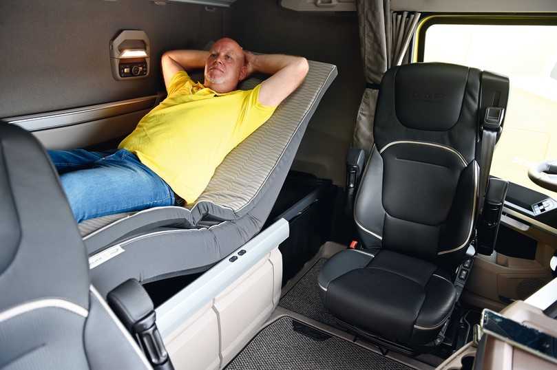 Im großzügigen Wohnbereich der DAF XG und XG+ mit elektrisch verstellbarem Bett und Drehsitz findet der Fahrer Entspannung. | Foto: QUATEX, DAF Trucks Im großzügigen Wohnbereich der DAF XG und XG+ mit elektrisch verstellbarem Bett und Drehsitz findet der Fahrer Entspannung. | Foto: QUATEX, DAF Trucks