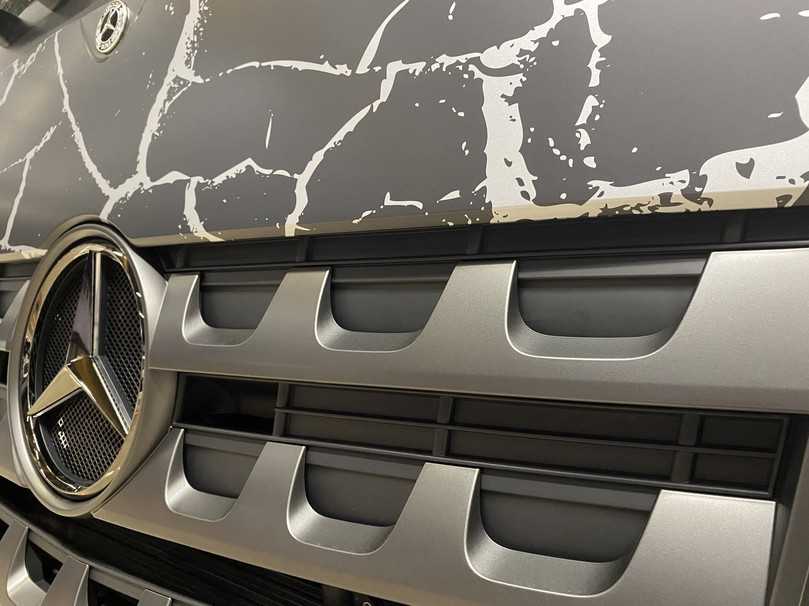 Auch beim Sondermodell wird die Spannung hochgehalten: Ausschnitt von der Frontpartie des Mercedes-Benz Arocs Extent. | Foto: QUATEX Auch beim Sondermodell wird die Spannung hochgehalten: Ausschnitt von der Frontpartie des Mercedes-Benz Arocs Extent. | Foto: QUATEX