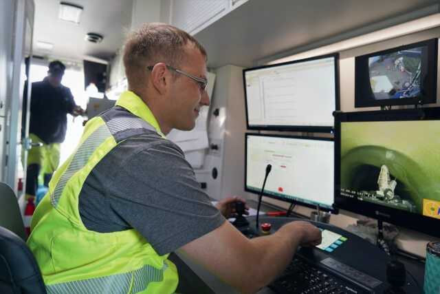 Abb. 2: Kuchler-Mitarbeiter Frank Bügler steuert über das Bedienpult mit zwei Joysticks die Bewegung des MicroGators präzise und fräst Zulauf für Zulauf frei. Abb. 2: Kuchler-Mitarbeiter Frank Bügler steuert über das Bedienpult mit zwei Joysticks die Bewegung des MicroGators präzise und fräst Zulauf für Zulauf frei.