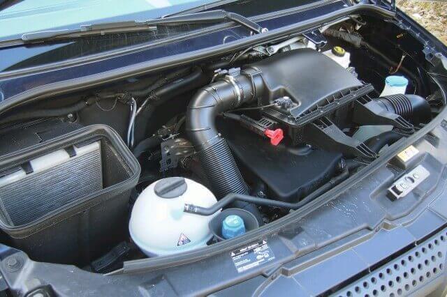 Euro 6-sauber mit dem Additiv Adblue: Der Einfüllstutzen sitzt unter der Motorhaube (im Bild l.) rechts vorn. Euro 6-sauber mit dem Additiv Adblue: Der Einfüllstutzen sitzt unter der Motorhaube (im Bild l.) rechts vorn.
