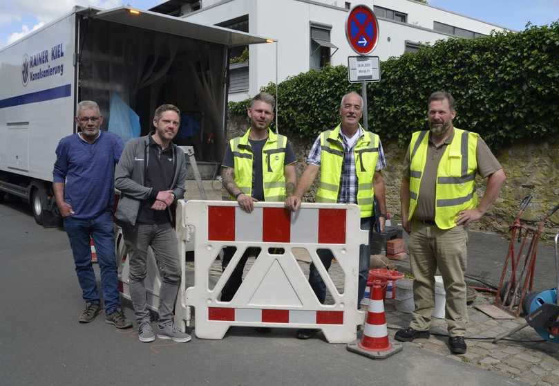 An der Baustelle in der Lemgoer Heustraße (v.l.): Bernd Veith (Bauleiter Bauwerke, Fa. Rainer Kiel), Sebastian Marx (Bauleiter Hausanschlüsse, Fa. Rainer Kiel), Lars Görömbölyi (Bauleiter Uwe Huber Planungsbüro), Planer Uwe Huber und Jens Plöger (SEL, Abteilung Kanalbetrieb und Gewässer) | Foto: B_I/Valdix An der Baustelle in der Lemgoer Heustraße (v.l.): Bernd Veith (Bauleiter Bauwerke, Fa. Rainer Kiel), Sebastian Marx (Bauleiter Hausanschlüsse, Fa. Rainer Kiel), Lars Görömbölyi (Bauleiter Uwe Huber Planungsbüro), Planer Uwe Huber und Jens Plöger (SEL, Abteilung Kanalbetrieb und Gewässer) | Foto: B_I/Valdix