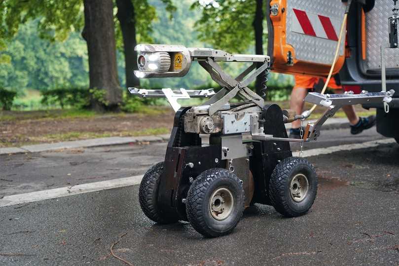 Für die unbemannte Inspektion der Leipziger Großprofile kam die Argus 5 mit Kamerafahrwagen „IBAK T 86“ und Fahrwagenzusatz mit Luftreifen sowie z.T. mit Ei-Profilzusatz zum Einsatz. | Foto: IBAK Für die unbemannte Inspektion der Leipziger Großprofile kam die Argus 5 mit Kamerafahrwagen „IBAK T 86“ und Fahrwagenzusatz mit Luftreifen sowie z.T. mit Ei-Profilzusatz zum Einsatz. | Foto: IBAK
