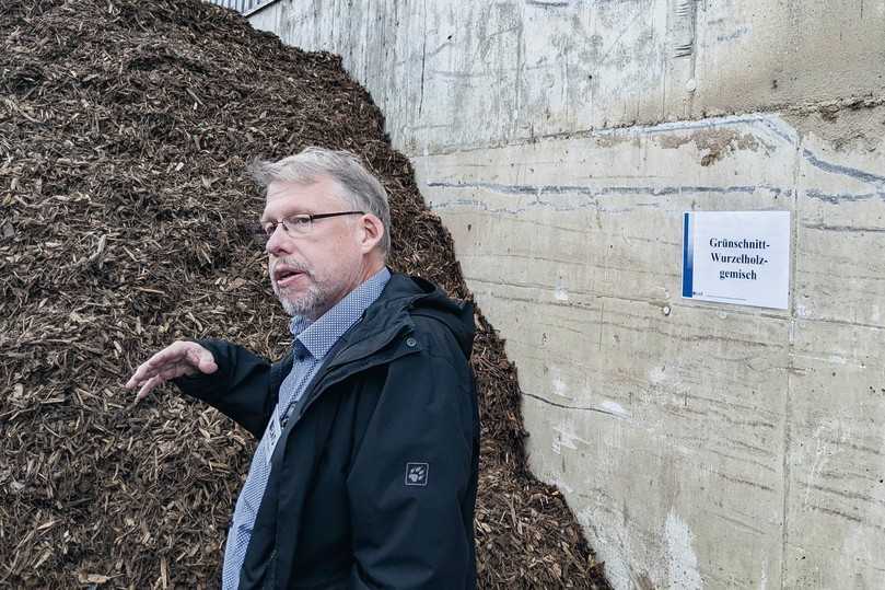 EAD-Mitarbeiter Klaus Maier erläuterte im Rahmen der Exkursion zur neuen Darmstädter Karbonisierungsanlage wie holziger Grünschnitt zu hochwertiger Pflanzenkohle verarbeitet wird. | Foto: EAD EAD-Mitarbeiter Klaus Maier erläuterte im Rahmen der Exkursion zur neuen Darmstädter Karbonisierungsanlage wie holziger Grünschnitt zu hochwertiger Pflanzenkohle verarbeitet wird. | Foto: EAD