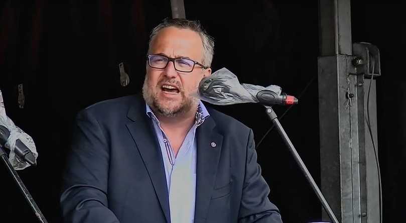 „Wenn alles nichts hilft, dann geht es in die Schlichtung und eventuell in den Arbeitskampf.“ IG Bau-Vorstandsmitglied Carsten Burckhardt, hier bei einem Aktionstag Anfang August. | Foto: IG BAU „Wenn alles nichts hilft, dann geht es in die Schlichtung und eventuell in den Arbeitskampf.“ IG Bau-Vorstandsmitglied Carsten Burckhardt, hier bei einem Aktionstag Anfang August. | Foto: IG BAU
